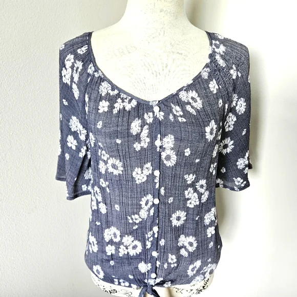 🌼Floral gray/ white bohemian blouse short sleeves size small 🌼 - Picture 6 of 7